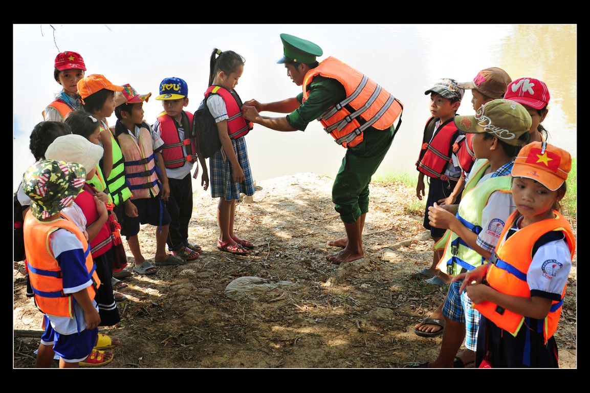 Kiểm tra trước khi xuống thuyền (Bộ ảnh: Bộ đội đưa trẻ em đến trường mùa lũ), Giải Nhất, Đoàn Thi Thơ (Tp.HCM)